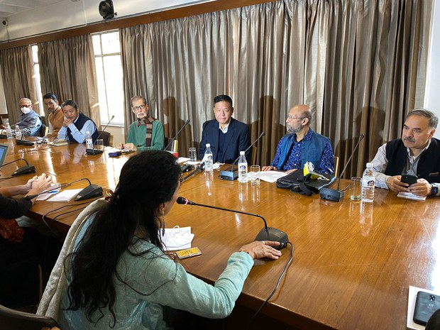 ༧གོང་ས་མཆོག་གནས་གཟིགས་ཆིབས་བསྒྱུར་གཙོས་ཧིན་བོད་བར་གྱི་ཕྱི་དྲིལ་སྲིད་བྱུས་ཁག་རྒྱ་གར་གཞུང་དང་གོ་བསྡུར་གྱི་ལམ་ནས་བྱེད་མུས་ཡིན་ཞེས་སྲིད་སྐྱོང་གིས་གསུངས་སོང་།