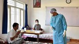 སྲིད་སྐྱོང་སྤེན་པ་ཚེ་རིང་མཆོག་ཏོག་དབྱིབས་གཉན་རིམས་གྱི་ནད་པ་ཟུར་བཀག་ལྟ་སྐྱོང་བྱ་ཡུལ་དུ་ཆེད་ཕེབས་ཀྱིས་ནད་པ་ཚོ་དང་ཐུག་འཕྲད་གནང་འདུག