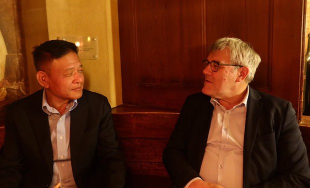སྲིད་སྐྱོང་མཆོག་སུད་སིའི་རྒྱལ་ཡོངས་གྲོས་ཚོགས་ཀྱི་ཚོགས་གཙོ་གཙོས་གནད་ཡོད་མི་སྣ་ཁག་ཅིག་དང་མཉམ་དུ་བོད་དོན་གླེང་མོལ་གནང་འདུག སྲིད་སྐྱོང་མཆོག་སུད་སིའི་རྒྱལ་ཡོངས་གྲོས་ཚོགས་ཀྱི་ཚོགས་གཙོ་གཙོས་གནད་ཡོད་མི་སྣ་ཁག་ཅིག་དང་མཉམ་དུ་བོད་དོན་གླེང་མོལ་གནང་འདུག