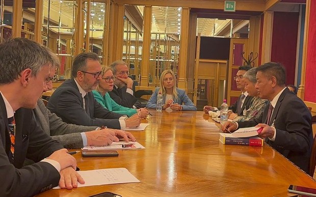 སྲིད་སྐྱོང་མཆོག་གིས་མུ་མཐུད་དུ་ཡོ་རོབ་ཀྱི་རྒྱལ་ཁབ་ཁག་བཞིའི་ནང་གཞུང་འབྲེལ་འཚམས་གཟིགས་དང་བོད་དོན་ཞུ་སྐུལ་གནང་བཞིན་འདུག སྲིད་སྐྱོང་མཆོག་གིས་མུ་མཐུད་དུ་ཡོ་རོབ་ཀྱི་རྒྱལ་ཁབ་ཁག་བཞིའི་ནང་གཞུང་འབྲེལ་འཚམས་གཟིགས་དང་བོད་དོན་ཞུ་སྐུལ་གནང་བཞིན་འདུག