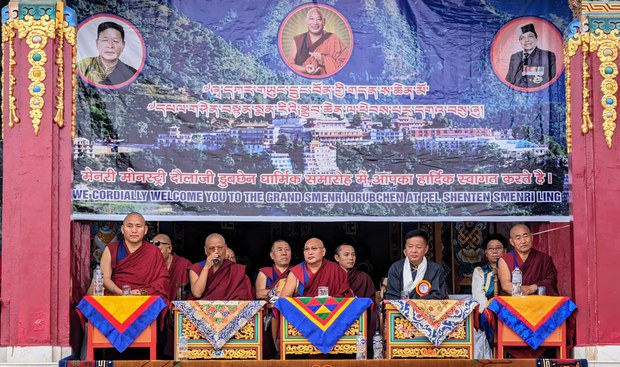 སྲིད་སྐྱོང་མཆོག་གཡུང་དྲུང་བོན་གྱི་གདན་ས་ཆེན་མོ་སྨན་རི་གླིང་དུ་ཆེད་ཕེབས་ཀྱིས་༧སྐྱབས་རྗེ་སྨན་རི་ཁྲི་འཛིན་མཆོག་ལ་མཇལ་བཅར་ཞུས་པ།