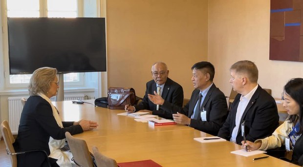 སྲིད་སྐྱོང་མཆོག་གིས་སུད་ཝེ་ཌན་གྲོས་ཚོགས་ཀྱི་ཕྱི་དྲིལ་ལས་དོན་ཚོགས་ཆུང་གི་འབྲེལ་ཡོད་མི་སྣ་དང་མཇལ་འཕྲད་གནང་འདུག སྲིད་སྐྱོང་མཆོག་གིས་སུད་ཝེ་ཌན་གྲོས་ཚོགས་ཀྱི་ཕྱི་དྲིལ་ལས་དོན་ཚོགས་ཆུང་གི་འབྲེལ་ཡོད་མི་སྣ་དང་མཇལ་འཕྲད་གནང་འདུག