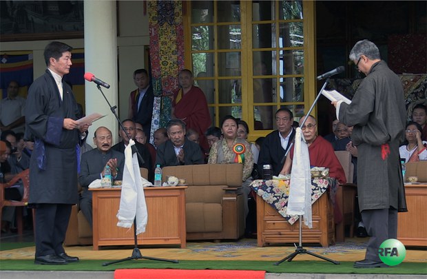 བློ་བཟང་སེང་གེ་མཆོག་གིས་སྲིད་སྐྱོང་ཐེངས་གཉིས་པའི་དམ་འབུལ་གནང་སྐབས། ༢༠༡༦།༥།༢༧
