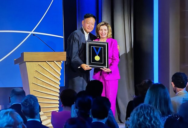 སྲིད་སྐྱོང་མཆོག་དང་བོད་དོན་ལས་འགུལ་བསྟི་གནས་ཁང་གཉིས་ལ་དམངས་གཙོའི་ཆེད་བསྟོད་གཟེངས་རྟགས་ཕུལ་བ།