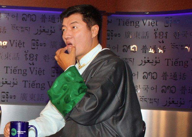 སྲིད་སྐྱོང་བློ་བཟང་སེང་གེ་མཆོག་གིས་ཨེ་ཤེ་ཡ་དབང་རླུང་འཕྲིན་ཁང་གི་བཅར་འདྲི་ལ་གྲ་སྒྲིག་གནང་བཞིན་པ། ༢༠༡༥།༡༠།༡༤ སྲིད་སྐྱོང་བློ་བཟང་སེང་གེ་མཆོག་གིས་ཨེ་ཤེ་ཡ་དབང་རླུང་འཕྲིན་ཁང་གི་བཅར་འདྲི་ལ་གྲ་སྒྲིག་གནང་བཞིན་པ། ༢༠༡༥།༡༠།༡༤
