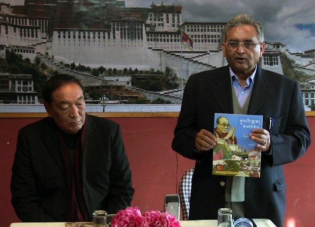 ཏཱ་ལའི་བླ་མ་ཞི་བདེའི་ཕོ་ཉ་ཞེས་པའི་ཕྱག་དེབ་དབུ་འབྱེད་གནང་ཡོད་པ། ཏཱ་ལའི་བླ་མ་ཞི་བདེའི་ཕོ་ཉ་ཞེས་པའི་ཕྱག་དེབ་དབུ་འབྱེད་གནང་ཡོད་པ།