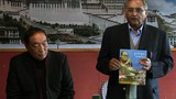ཏཱ་ལའི་བླ་མ་ཞི་བདེའི་ཕོ་ཉ་ཞེས་པའི་ཕྱག་དེབ་དབུ་འབྱེད་གནང་ཡོད་པ།