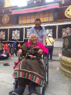 ཨ་མ་པདྨ་མཚོ་དང་བུ་མགོན་པོ་བཀྲ་ཤིས་གཉིས་ལྷ་སའི་གསུག་ལག་ཁང་གི་མདུན། ༢༠༡༤།༧