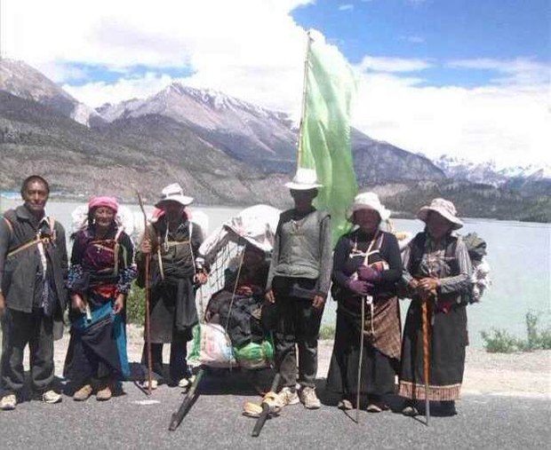 མགོན་པོ་བཀྲ་ཤིས་ཀྱིས་ཨ་མ་ཤིང་རྟ་ལ་འདྲུད་ནས་ལྷ་སར་བསྐྱོད་བཞིན་པ། ༢༠༡༤།༦།༢༤