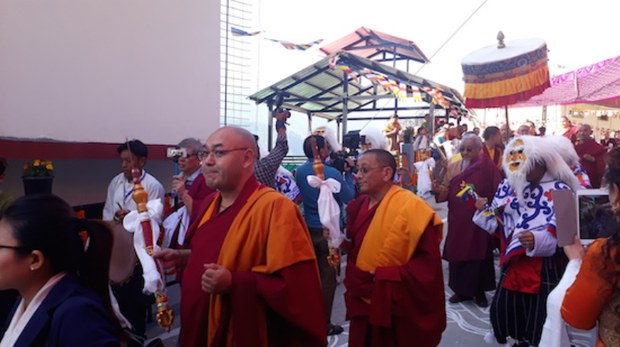 སྤྱི་འཐུས་ཚོགས་གཙོ་མཆོག་དང་ཆོས་རིག་བཀའ་བློན་གཉིས་ཀུ་ལུ་སྤང་དགོན་རི་ཁྲོད་དགོན་པའི་སློབ་གྲྭ་དབུ་འབྱེད་མཛད་སྒོར། ༢༠༡༧།༦།༣ སྤྱི་འཐུས་ཚོགས་གཙོ་མཆོག་དང་ཆོས་རིག་བཀའ་བློན་གཉིས་ཀུ་ལུ་སྤང་དགོན་རི་ཁྲོད་དགོན་པའི་སློབ་གྲྭ་དབུ་འབྱེད་མཛད་སྒོར། ༢༠༡༧།༦།༣