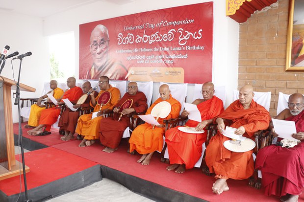 ཤྲིལངྐ་རྒྱལ་ཁབ་ཀྱི་ནང་རྒྱ་ནག་གཞུང་ཚབ་ཀྱིས་གནོན་ཤུགས་སྤྲད་མིན་ལ་མ་ལྟོས་པར། ༸སྐུའི་འཁྲུངས་སྐར་སྲུང་བརྩི་གནང་འདུག