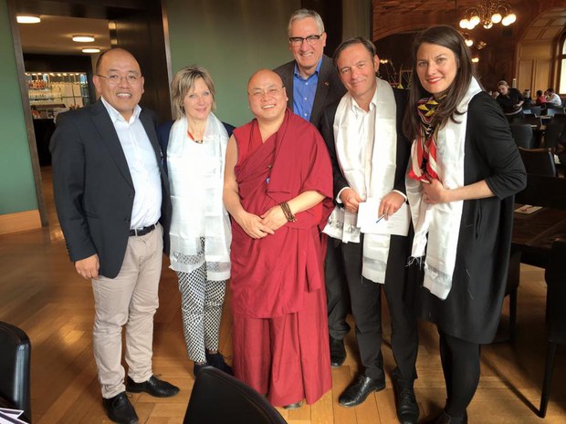 སུད་སིའི་གྲོས་ཚོགས་ནང་གི་བོད་དོན་རྒྱབ་སྐྱོར་གནང་མཁན་གྱི་འཐུས་མི་ཁག་ཅིག་དང་མཇལ་འཕྲད་སྐབས། ༢༠༡༦།༣།༧ སུད་སིའི་གྲོས་ཚོགས་ནང་གི་བོད་དོན་རྒྱབ་སྐྱོར་གནང་མཁན་གྱི་འཐུས་མི་ཁག་ཅིག་དང་མཇལ་འཕྲད་སྐབས། ༢༠༡༦།༣།༧