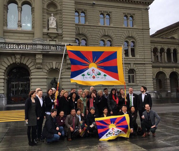 སུད་སིའི་གྲོས་ཚོགས་ཀྱི་སྐུ་ཚབ་ཚོགས་ཆུང་ཞིག་བཞུགས་སྒར་དུ་ཕེབས་རྒྱུ། སུད་སིའི་གྲོས་ཚོགས་ཀྱི་སྐུ་ཚབ་ཚོགས་ཆུང་ཞིག་བཞུགས་སྒར་དུ་ཕེབས་རྒྱུ།