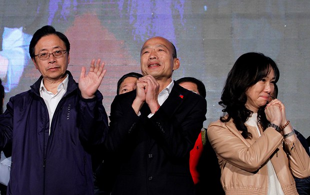 ཐེ་ཝན་ཀོ་ཤོན་གྲོང་ཁྱེར་གྱི་སྤྱི་ཁྱབ་གོ་མིན་ཏང་ཚོགས་པའི་སྐུ་ཞབས་(Han Kuo-yu) ༼དཀྱིལ༽