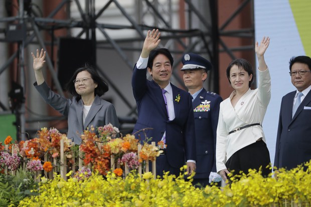 ཐེ་ཝན་སྲིད་འཛིན་གྱི་ལས་འཁུར་དམ་འབུལ་མཛད་སྒོར་བོད་མིའི་སྒྲིག་འཛུགས་བཀའ་སྤྱི་གཉིས་ཀྱི་སྐུ་ཚབ་མཉམ་ཞུགས་གནང་འདུག