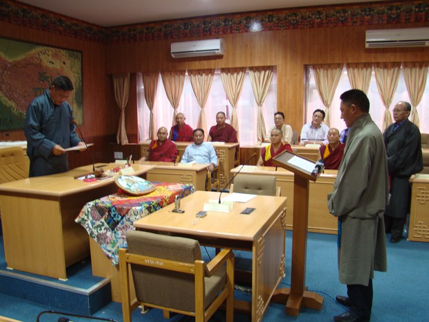 མདོ་སྨད་སྤྱི་འཐུས་གསར་བཀྲ་ཤིས་དོན་གྲུབ་གྱིས་ལས་ཁུར་དམ་འབུལ་གནང་བཞིན་པ། ༢༠༡༤།༧།༡༡ མདོ་སྨད་སྤྱི་འཐུས་གསར་བཀྲ་ཤིས་དོན་གྲུབ་གྱིས་ལས་ཁུར་དམ་འབུལ་གནང་བཞིན་པ། ༢༠༡༤།༧།༡༡