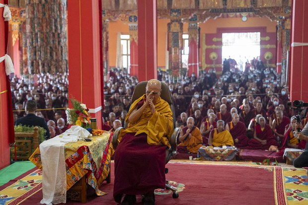 རྐྱེན་ངན་གྲོགས་ཤར་དང་རྐྱེན་ངན་བྱང་ཆུབ་ལམ་ལ་འགྱུར་ཐབས་དགོས་སྐོར་སྤྱི་ནོར་༸གོང་ས་༸སྐྱབས་མགོན་ཆེན་པོ་མཆོག་ནས་ཆོས་སྡེ་བཀྲིས་ལྷུན་པོར་མཆོད་འབུལ་སྨོན་ལམ་སྐབས་བཀའ་སྩལ་བ། རྐྱེན་ངན་གྲོགས་ཤར་དང་རྐྱེན་ངན་བྱང་ཆུབ་ལམ་ལ་འགྱུར་ཐབས་དགོས་སྐོར་སྤྱི་ནོར་༸གོང་ས་༸སྐྱབས་མགོན་ཆེན་པོ་མཆོག་ནས་ཆོས་སྡེ་བཀྲིས་ལྷུན་པོར་མཆོད་འབུལ་སྨོན་ལམ་སྐབས་བཀའ་སྩལ་བ།