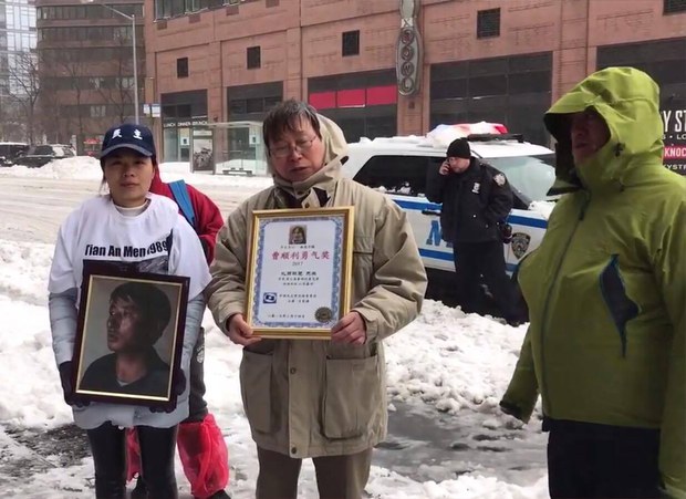 རྒྱ་ནག་མང་གཙོ་ཚོགས་པ་ཞིག་གིས་བཀྲ་ཤིས་དབང་ཕྱུག་ལགས་སུ་བྱ་དགའ་ཕུལ་བ། ༢༠༡༧།༣།༡༤