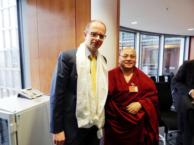 ཇར་མན་གྲོས་ཚོགས་ཀྱི་ཚོགས་མི་དང་འགྲོ་བ་མིའི་ཐོབ་ཐང་དོན་གཉེར་བ་སྐུ་ཞབས་Michael Brand་མགོ་ལོག་འཇིགས་མེད་དང་མཇལ་སྐབས། ༢༠༡༦།༢།༢༢ ཇར་མན་གྲོས་ཚོགས་ཀྱི་ཚོགས་མི་དང་འགྲོ་བ་མིའི་ཐོབ་ཐང་དོན་གཉེར་བ་སྐུ་ཞབས་Michael Brand་མགོ་ལོག་འཇིགས་མེད་དང་མཇལ་སྐབས། ༢༠༡༦།༢།༢༢