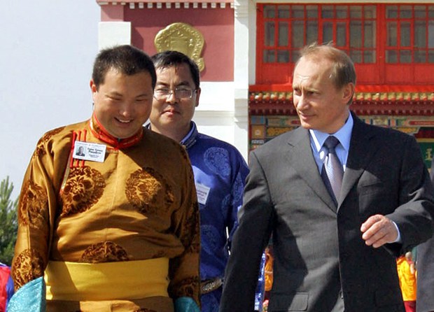 ར་ཤེ་ཡས་རུ་སོག་སྐུ་ཚབ་དོན་གཅོད་ཏེ་ལོ་རིན་པོ་ཆེ་རྒྱལ་ཁབ་གཞན་གྱི་ལས་དོན་སྒྲུབ་མཁན་གྱི་གྲས་སུ་མིང་འདོན་བྱས་འདུག