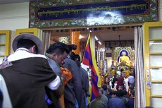 ཚོགས་པ་སྒྲིག་འཛུགས་ཁག་བཅུ་གཅིག་གིས་མཉམ་དུ་༧གོང་ས་མཆོག་ལ་བརྟན་བཞུགས་འབུལ་ལམ་ཞུས་བ། ༢༠༡༥།༧།༢༠