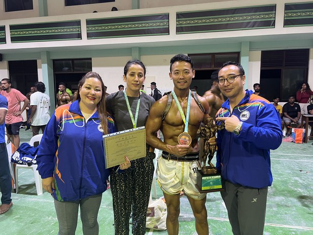 བོད་རིགས་གཞོན་སྐྱེས་བསྟན་འཛིན་ཆོས་འཕེལ་ལགས་གཟུགས་སྟོབས་འགྲན་བསྡུར་ཁྲོད་ཨང་རིམ་གསུམ་པ་སོན་ཡོད་འདུག