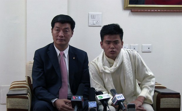 སྲིད་སྐྱོང་མཆོག་གིས་སློབ་མ་བསྟན་འཛིན་དགྲ་འདུལ་ལགས་ལ་འཚམས་འདྲིའི་མཇལ་འཕྲད་གནང་སྐབས། ༢༠༡༥།༦།༡ སྲིད་སྐྱོང་མཆོག་གིས་སློབ་མ་བསྟན་འཛིན་དགྲ་འདུལ་ལགས་ལ་འཚམས་འདྲིའི་མཇལ་འཕྲད་གནང་སྐབས། ༢༠༡༥།༦།༡