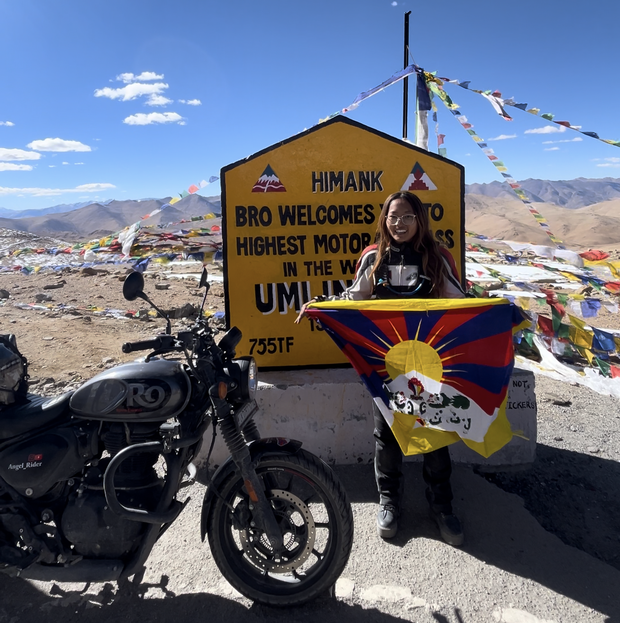 སྦག་སྦག་སྐོར་སྐྱོད་བརྒྱུད་འཛམ་གླིང་ནང་གི་མོ་ཊའི་འཁོར་ལམ་གྱི་ས་ཚིགས་མཐོ་ཤོས་ཨུམ་གླིང་ལར་བསྐྱོད་པ་དེ་ནི། བོད་པའི་བུད་མེད་ལོ་ན་ཆུང་ཤོས་དང་ཐོག་མ་དེ་ཆགས་ཡོད་ཅེས། བསྟན་འཛིན་དབྱངས་སྐྱིད་ལགས་ཀྱིས་གསུངས་ཀྱི་འདུག
