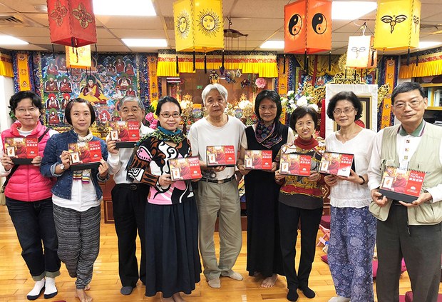 ཐེ་ཝན་ཐུགས་རྗེ་ཆེ་ཞེས་བའི་ལོ་ཐོ་འགྲེམས་སྤེལ་གནང་བཞིན་པ། ༢༠༡༧།༡༢