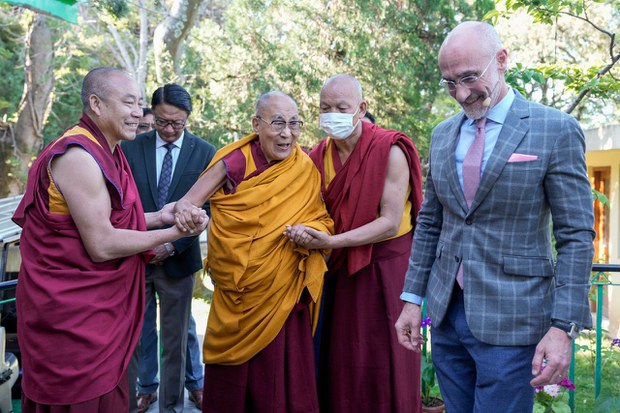 ༸གོང་ས་མཆོག་གིས། བརྩེ་བ་ནི་གལ་འགངས་ཆེ་ཤོས་ཡིན་ཞེས་བཀའ་སྩལ་བ།