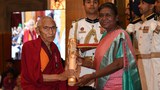 ༧སྐྱབས་རྗེ་ཁྲིག་སེ་རིན་པོ་ཆེ་ཡིས་རྒྱ་གར་གྱི་སྤྱི་དམངས་གཟེངས་རྟགས་མཐོ་ཤོས་གྲས་པདྨ་ཤྲི་འབུལ་བཞེས་གནང་འདུག