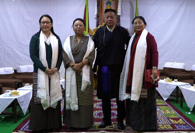 བཀའ་ཤག་སྐབས་༡༦པའི་བུད་མེད་བཀའ་བློན་གསུམ་གྱིས་ལས་འཁུར་དང་གསང་རྒྱའི་དམ་འབུལ་ཞུས་གནང་སོང་།