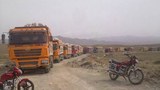མཚོ་ལྷོ་ཁུལ་གྱི་གསེར་ཆེན་རྫོང་ཆབ་ཆ་གྲོང་བརྡལ་གྱི་མངའ་ཁོངས་ཀ་སེར་སྡེ་པའི་ཕྱོགས་ནས་རྡོ་ཀ་མ་རུ་བསྔོག་བསྐྱེལ་བྱེད་བཞིན་པ། 