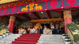 འབུམ་སྡེ་ལར་ཐུབ་མཆོག་དགའ་ཚལ་གླིང་གི་འདུ་ཁང་གསར་པའི་དབུ་འབྱེད་མཛད་སྒོར་བོད་མིའི་སྒྲིག་འཛུགས་ཀྱི་སྲིད་སྐྱོང་མཆོག་དང་། སྤྱི་འཐུས་ཚོགས་གཙོ་རྣམ་གཉིས་ཕེབས་ཞུགས་གནང་འདུག