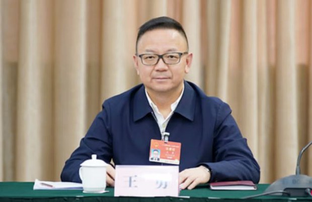 བོད་རང་སྐྱོང་ལྗོངས་མི་དམངས་སྲིད་གཞུང་ཟེར་བའི་གཙོ་འཛིན་གཞོན་པ་ཝང་ཡུང་ལ་ཞིབ་བཤེར་བྱེད་བཞིན་འདུག