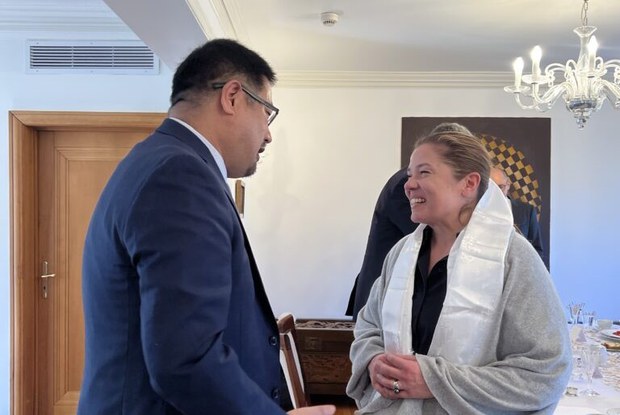 བྱང་ཨ་རིའི་སྐུ་ཚབ་དོན་གཅོད་རྣམ་རྒྱལ་ཆོས་གྲུབ་ལགས་ཅེག་སྤྱི་མཐུན་རྒྱལ་ཁབ་ཀྱི་ཕྱི་འབྲེལ་མི་སྣ་དང་མཇལ་འཕྲད་གནང་འདུག བྱང་ཨ་རིའི་སྐུ་ཚབ་དོན་གཅོད་རྣམ་རྒྱལ་ཆོས་གྲུབ་ལགས་ཅེག་སྤྱི་མཐུན་རྒྱལ་ཁབ་ཀྱི་ཕྱི་འབྲེལ་མི་སྣ་དང་མཇལ་འཕྲད་གནང་འདུག