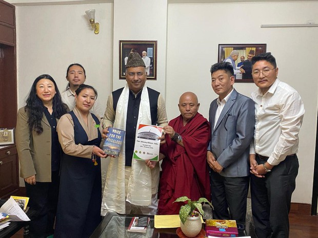 བོད་དོན་ཞུ་གཏུག་མཐུན་ཚོགས་ཀྱིས་རྒྱ་གར་གྲོས་ཚོགས་སུ་བོད་དོན་གླེང་སློང་ཡོང་ཆེད་གྲོས་ཚོགས་འཐུས་མི་ ༥༠ ལྷག་ལ་ཞུ་གཏུག་གནང་འདུག བོད་དོན་ཞུ་གཏུག་མཐུན་ཚོགས་ཀྱིས་རྒྱ་གར་གྲོས་ཚོགས་སུ་བོད་དོན་གླེང་སློང་ཡོང་ཆེད་གྲོས་ཚོགས་འཐུས་མི་ ༥༠ ལྷག་ལ་ཞུ་གཏུག་གནང་འདུག