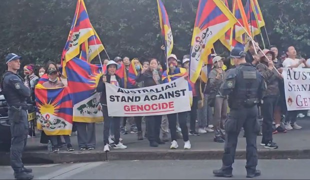 ཨོསི་ཊརེ་ལི་ཡའི་སིཌ་ནི་ནང་གི་བོད་མི་ཚོས་མུ་མཐུད་དུ་རྒྱ་ནག་གི་ཕྱི་སྲིད་བློན་ཆེན་སྡོད་གནས་མགྲོན་ཁང་མདུན་ངོ་རྒོལ་གནང་འདུག ཨོསི་ཊརེ་ལི་ཡའི་སིཌ་ནི་ནང་གི་བོད་མི་ཚོས་མུ་མཐུད་དུ་རྒྱ་ནག་གི་ཕྱི་སྲིད་བློན་ཆེན་སྡོད་གནས་མགྲོན་ཁང་མདུན་ངོ་རྒོལ་གནང་འདུག