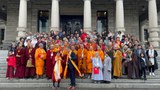 ཁེ་ཎ་ཌའི་མངའ་སྡེ་ཞིག་གི་གྲོས་ཚོགས་ནང་ནང་པའི་རིག་གཞུང་ཉིན་མོའི་ཁྲིམས་ཡིག་ངོ་སྤྲོད་གནང་འདུག