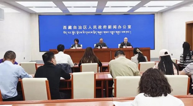 རྒྱ་ནག་གཞུང་གིས་བོད་ནང་གི་དཔལ་འབྱོར་ཡར་རྒྱས་བྱུང་ཡོད་སྐོར་བསྒྲགས་བཞིན་པ་དེས་བོད་མི་ཚོར་ཁེ་ཕན་ཉུང་ངུ་ལས་ཐོབ་ཀྱི་མེད་སྐོར་བོད་ནང་གི་བོད་མིས་བརྗོད་བྱུང་། རྒྱ་ནག་གཞུང་གིས་བོད་ནང་གི་དཔལ་འབྱོར་ཡར་རྒྱས་བྱུང་ཡོད་སྐོར་བསྒྲགས་བཞིན་པ་དེས་བོད་མི་ཚོར་ཁེ་ཕན་ཉུང་ངུ་ལས་ཐོབ་ཀྱི་མེད་སྐོར་བོད་ནང་གི་བོད་མིས་བརྗོད་བྱུང་།