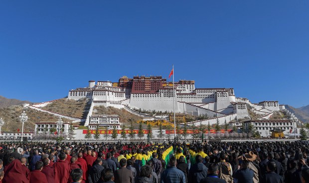 ཡར་ལངས་ཞིང་བྲན་ཁྲི་ཚོ་བརྒྱར་བཅིངས་འགྲོལ་བཏང་སྐོར་དང་ཡར་རྒྱས་བཏང་སྐོར་བཤད་བཞིན་བོད་ནང་དམ་དྲག་དང་བརྟན་བརླིང་ཆེད་འགྲོ་གྲོན་ཤུགས་ཆེན་གཏོང་བཞིན་པ་ནི་ནང་འགལ་ཡིན་པ། ཉམས་ཞིབ་པས་འགྲེལ་བརྗོད་གནང་གི་འདུག ཡར་ལངས་ཞིང་བྲན་ཁྲི་ཚོ་བརྒྱར་བཅིངས་འགྲོལ་བཏང་སྐོར་དང་ཡར་རྒྱས་བཏང་སྐོར་བཤད་བཞིན་བོད་ནང་དམ་དྲག་དང་བརྟན་བརླིང་ཆེད་འགྲོ་གྲོན་ཤུགས་ཆེན་གཏོང་བཞིན་པ་ནི་ནང་འགལ་ཡིན་པ། ཉམས་ཞིབ་པས་འགྲེལ་བརྗོད་གནང་གི་འདུག