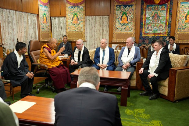 ཨིསི་ཊོནི་ཡཱའི་གྲོས་ཚོགས་འཐུས་མི་ཞིག་བཞུགས་སྒར་དུ་ཆེད་ཕེབས་གནང་བར་རྒྱ་ནག་གཞུང་ཚབ་པས་སྐྱོན་བརྗོད་བྱས་འདུག ཨིསི་ཊོནི་ཡཱའི་གྲོས་ཚོགས་འཐུས་མི་ཞིག་བཞུགས་སྒར་དུ་ཆེད་ཕེབས་གནང་བར་རྒྱ་ནག་གཞུང་ཚབ་པས་སྐྱོན་བརྗོད་བྱས་འདུག