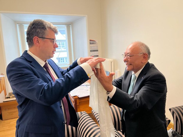 དབྱིན་ཡུལ་བོད་ཀྱི་སྐུ་ཚབ་དོན་གཅོད་དང་ཨིསིཊོ་ནི་ཡའི་ཕྱི་སྲིད་བློན་ཆེན་གཉིས་མཇལ་མོལ་གནང་འདུག དབྱིན་ཡུལ་བོད་ཀྱི་སྐུ་ཚབ་དོན་གཅོད་དང་ཨིསིཊོ་ནི་ཡའི་ཕྱི་སྲིད་བློན་ཆེན་གཉིས་མཇལ་མོལ་གནང་འདུག