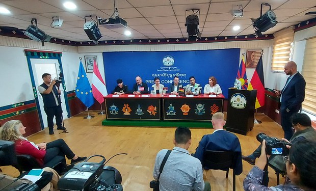 འཇར་མན་དང་ཨའོསི་ཊིརི་ཡའི་གྲོས་ཚོགས་འཐུས་མི་ཁག་ཅིག་གིས་བོད་དོན་རྒྱུས་ལོན་ཆེད་བོད་མིའི་སྒྲིག་འཛུགས་ལ་གཟིགས་སྐོར་གནང་འདུག འཇར་མན་དང་ཨའོསི་ཊིརི་ཡའི་གྲོས་ཚོགས་འཐུས་མི་ཁག་ཅིག་གིས་བོད་དོན་རྒྱུས་ལོན་ཆེད་བོད་མིའི་སྒྲིག་འཛུགས་ལ་གཟིགས་སྐོར་གནང་འདུག