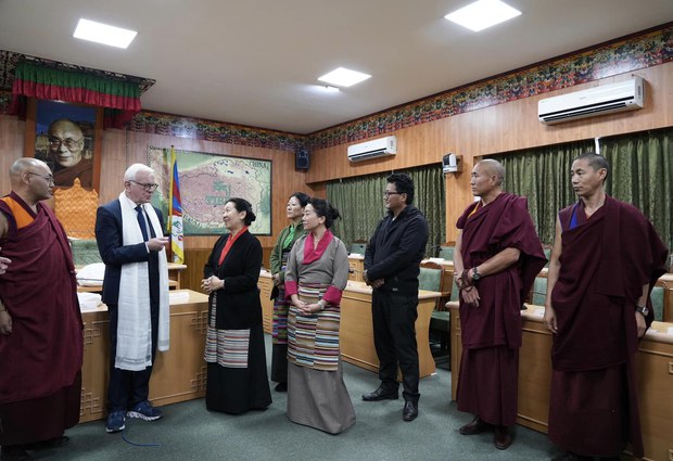 ཡོ་རོབ་གྲོས་ཚོགས་ཀྱི་ཚོགས་གཙོ་ཟུར་པ་ཞིག་བོད་མི་མང་སྤྱི་འཐུས་ལྷན་ཁང་དུ་ཕེབས་འདུག ཡོ་རོབ་གྲོས་ཚོགས་ཀྱི་ཚོགས་གཙོ་ཟུར་པ་ཞིག་བོད་མི་མང་སྤྱི་འཐུས་ལྷན་ཁང་དུ་ཕེབས་འདུག