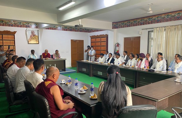 རྒྱ་གར་གྲོས་ཚོགས་གོང་འོག་གཉིས་ལས་གྲུབ་པའི་སྐུ་ཚབ་ཚོགས་ཆུང་གིས་རྡ་རམ་སཱ་ལར་འཚམས་གཟིགས་གནང་། རྒྱ་གར་གྲོས་ཚོགས་གོང་འོག་གཉིས་ལས་གྲུབ་པའི་སྐུ་ཚབ་ཚོགས་ཆུང་གིས་རྡ་རམ་སཱ་ལར་འཚམས་གཟིགས་གནང་།