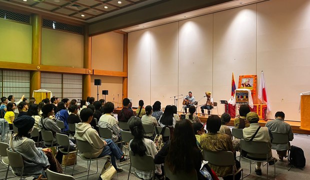 ཉི་ཧོང་ནང་བོད་ཀྱི་དུས་སྟོན་ཚོགས་པར་ས་གནས་ཡུལ་མི་དང་ཡུལ་སྐོར་བ་སོགས་ཀྱིས་དོ་སྣང་ཆེན་པོ་གནང་ཡོད་འདུག