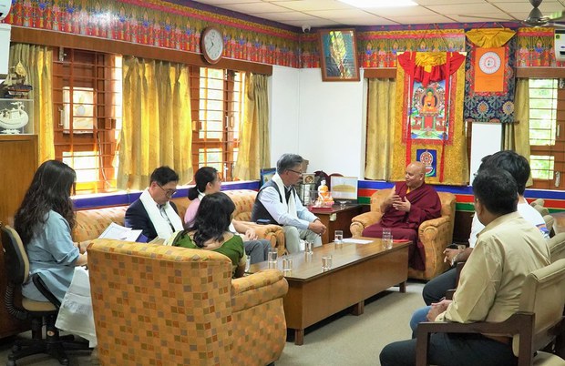 ལྷོ་ཀོ་རི་ཡའི་གཞུང་ཚབ་ཆེན་ཆེན་མོས་ཝཱཎ་དབུས་བོད་ཀྱི་གཙུག་ལག་སློབ་གཉེར་ཁང་དུ་འཚམས་གཟིགས་གནང་འདུག ལྷོ་ཀོ་རི་ཡའི་གཞུང་ཚབ་ཆེན་ཆེན་མོས་ཝཱཎ་དབུས་བོད་ཀྱི་གཙུག་ལག་སློབ་གཉེར་ཁང་དུ་འཚམས་གཟིགས་གནང་འདུག