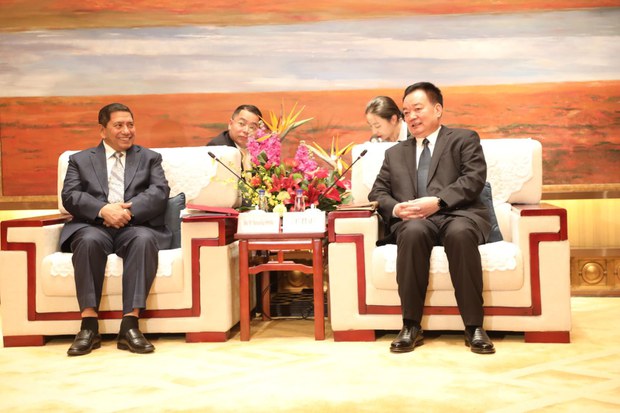 བལ་ཡུལ་གྱི་སྲིད་བློན་གཞོན་པས་ལྷ་ས་ནས་བོད་རང་སྐྱོངས་ལྗོངས་ཟེར་བའི་དམར་ཤོག་དྲུང་ཆེ་དང་གྲོས་མོལ་གནང་འདུག བལ་ཡུལ་གྱི་སྲིད་བློན་གཞོན་པས་ལྷ་ས་ནས་བོད་རང་སྐྱོངས་ལྗོངས་ཟེར་བའི་དམར་ཤོག་དྲུང་ཆེ་དང་གྲོས་མོལ་གནང་འདུག