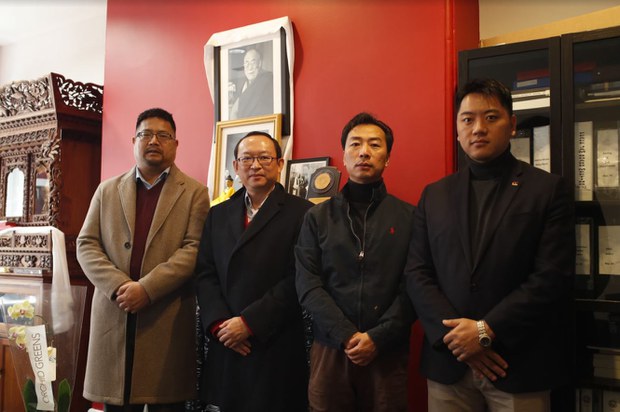 རྒྱ་མི་ཞིག་གིས་བོད་ནང་གི་ས་བྱི་ཞི་རྒོལ་སྐབས་བརྒྱབ་པའི་པར་རིས་ཁག་ཅིག་བྱང་ཨ་རིའི་སྐུ་ཚབ་དོན་གཅོད་ཁང་དུ་འགྲེམས་སྟོན་བྱེད་འཆར་འདུག